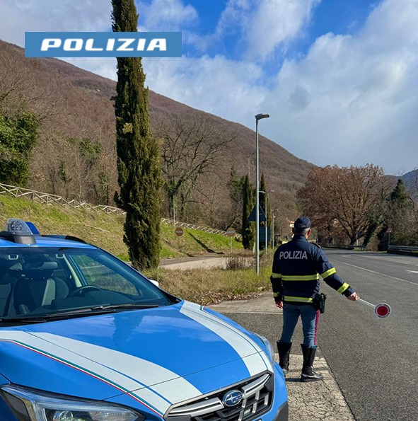 Uso dello smartphone alla guida: ritirate 10 patenti dalla Polizia di Stato