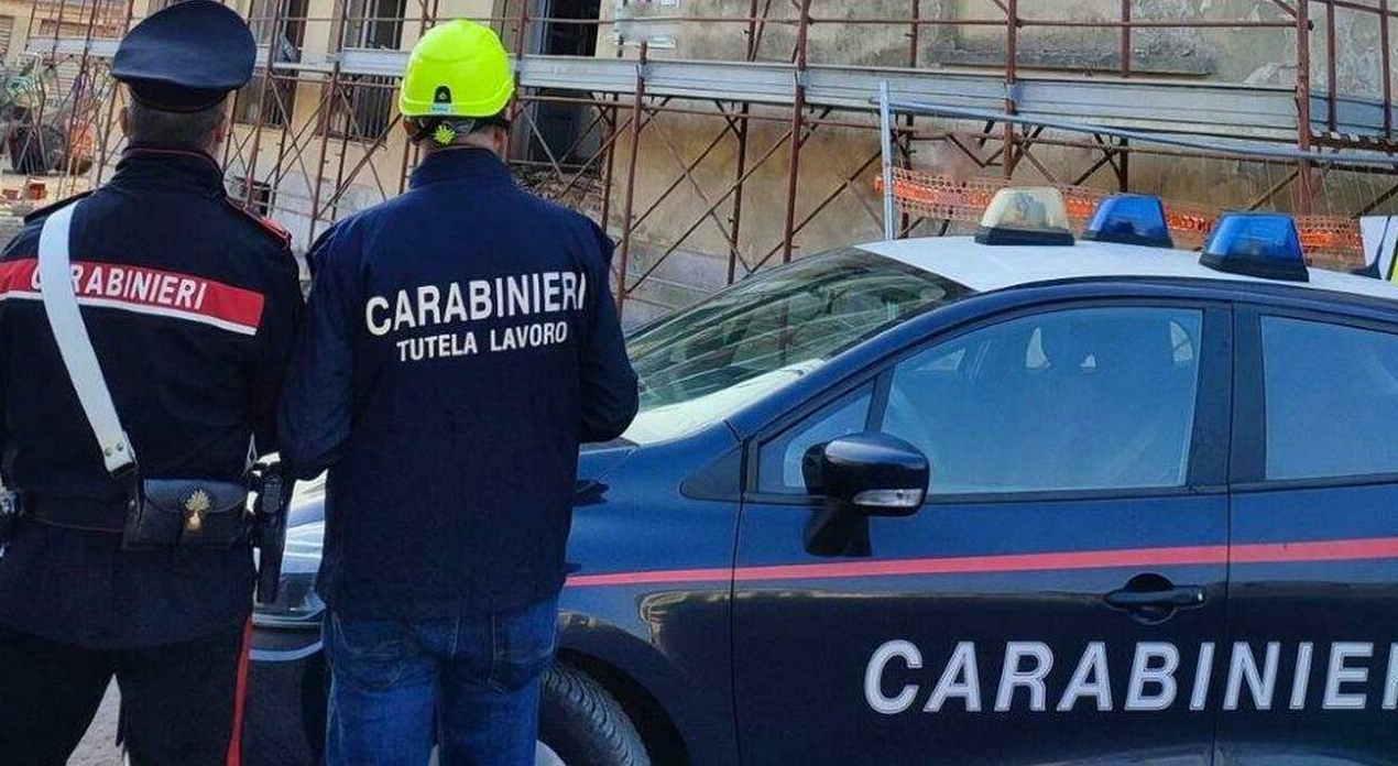 Controlli dei Carabinieri in un cantiere edile, tre denunce e lavori sospesi