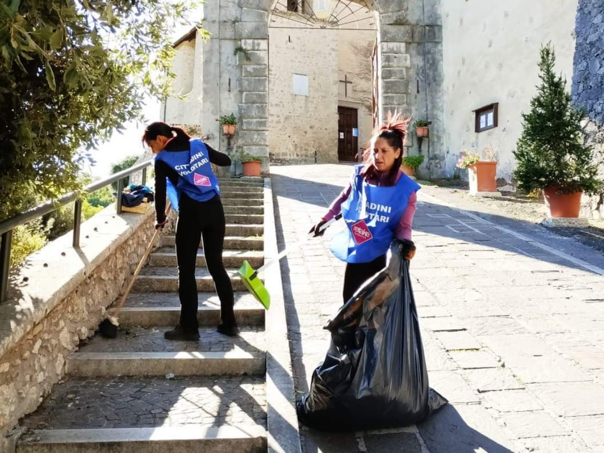 Passeggiata ecologica a Fara: “Insieme curiamo il nostro borgo”