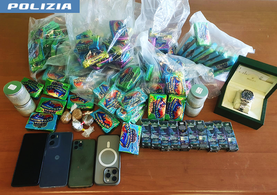 Viaggiava in A1 a bordo del suo taxi con 10 kg di hashish, arrestato un uomo dalla Polizia di Stato