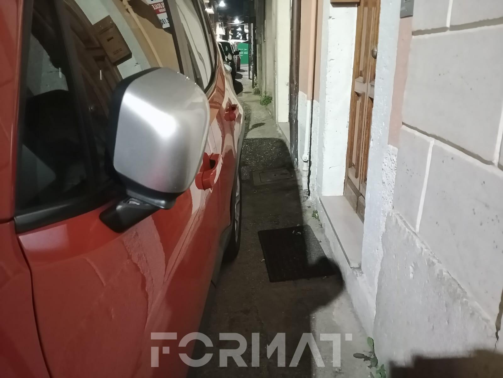AUTO PARCHEGGIATA DAVANTI PORTA