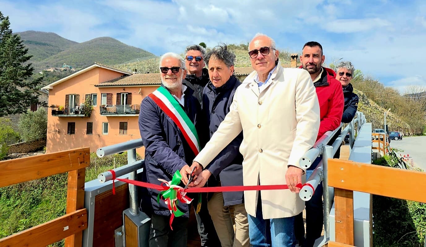 Valle Santa, a Canera inaugurata l’apertura della passerella pedonale sul Cammino di San Francesco