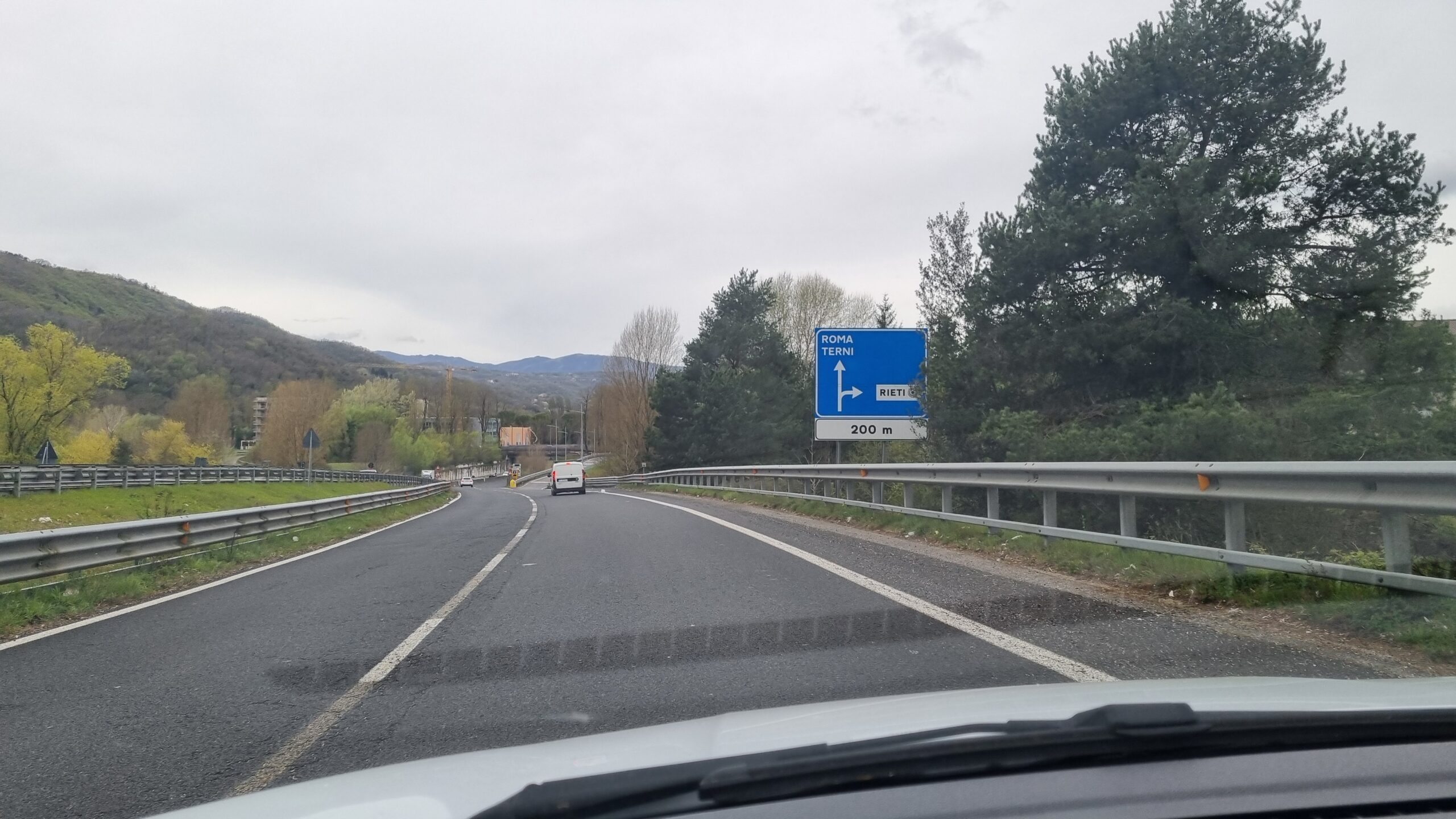 Sicurezza stradale, segnalata criticità allo svincolo tra SS79 bis e Salaria: richiesta di intervento urgente ad ANAS