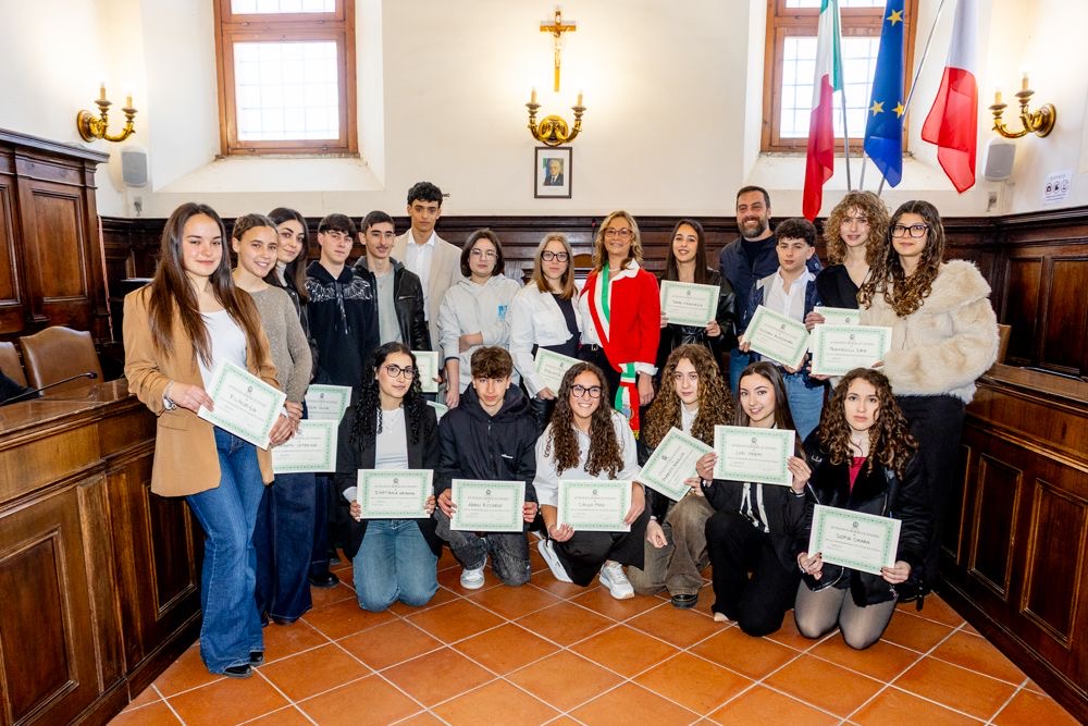 Fara in Sabina, il Sindaco Roberta Cuneo premia l’impegno e il merito degli studenti: consegnate le borse di studio