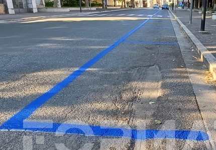 Multa per sosta sulle strisce blu: la segnalazione di una lettrice:“L’app non indicava il parcheggio a pagamento”