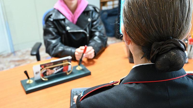 I Carabinieri: misura cautelare per atti persecutori, divieto di avvicinamento con dispositivo elettronico di controllo