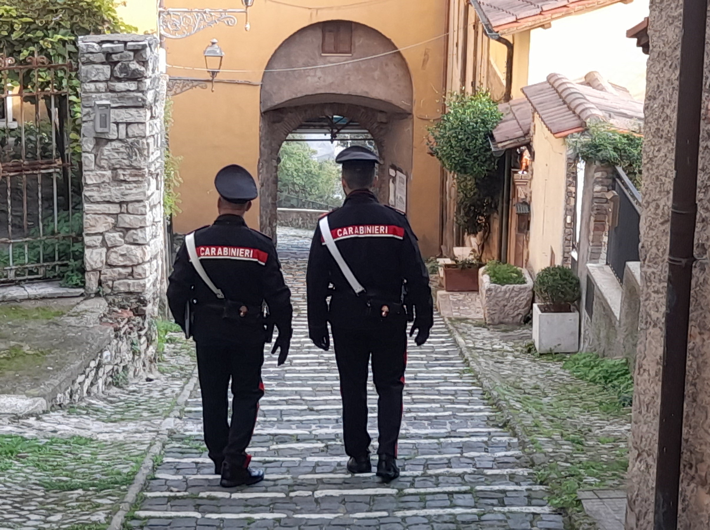 I Carabinieri identificano e denunciano l’autore di furti di pedane ai danni di due commercianti locali