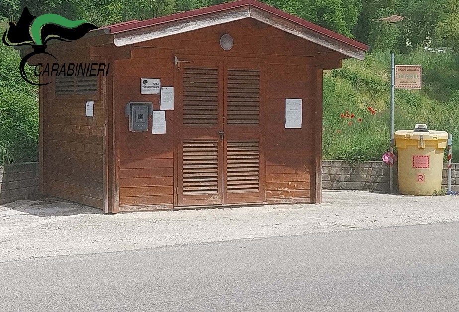 I Carabinieri Forestali sanzionano il conferimento errato di rifiuti