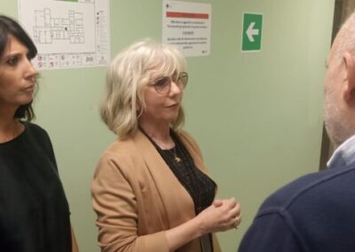Il Garante durante la visita, accompagnato dalla responsabile della Remsi, Daniela Gioia, a destra nella foto, e Monica Sacco, dirigente psicologa.