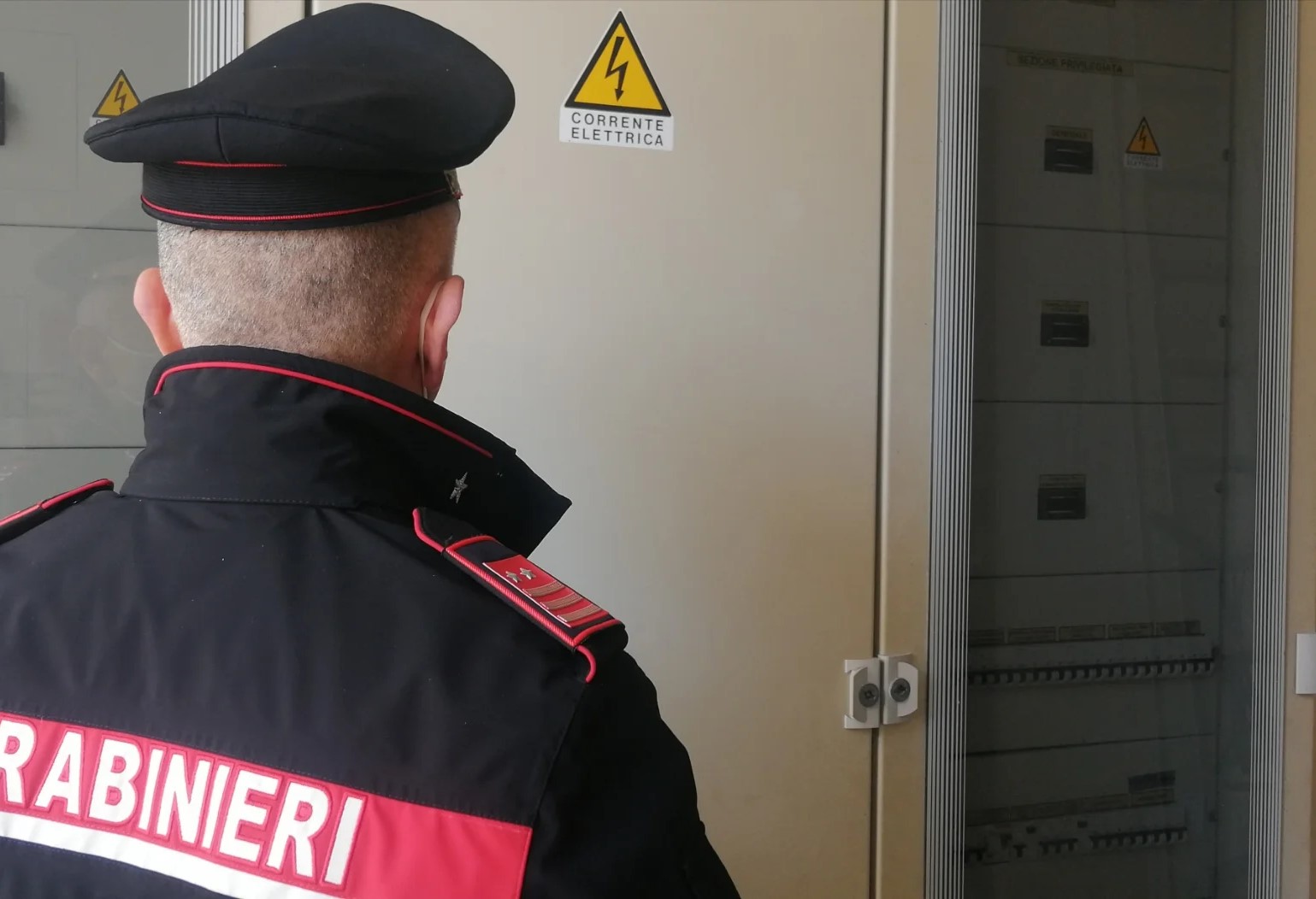 Bolletta troppo salata svela un allaccio abusivo al contatore: i Carabinieri denunciano una coppia per furto di energia elettrica