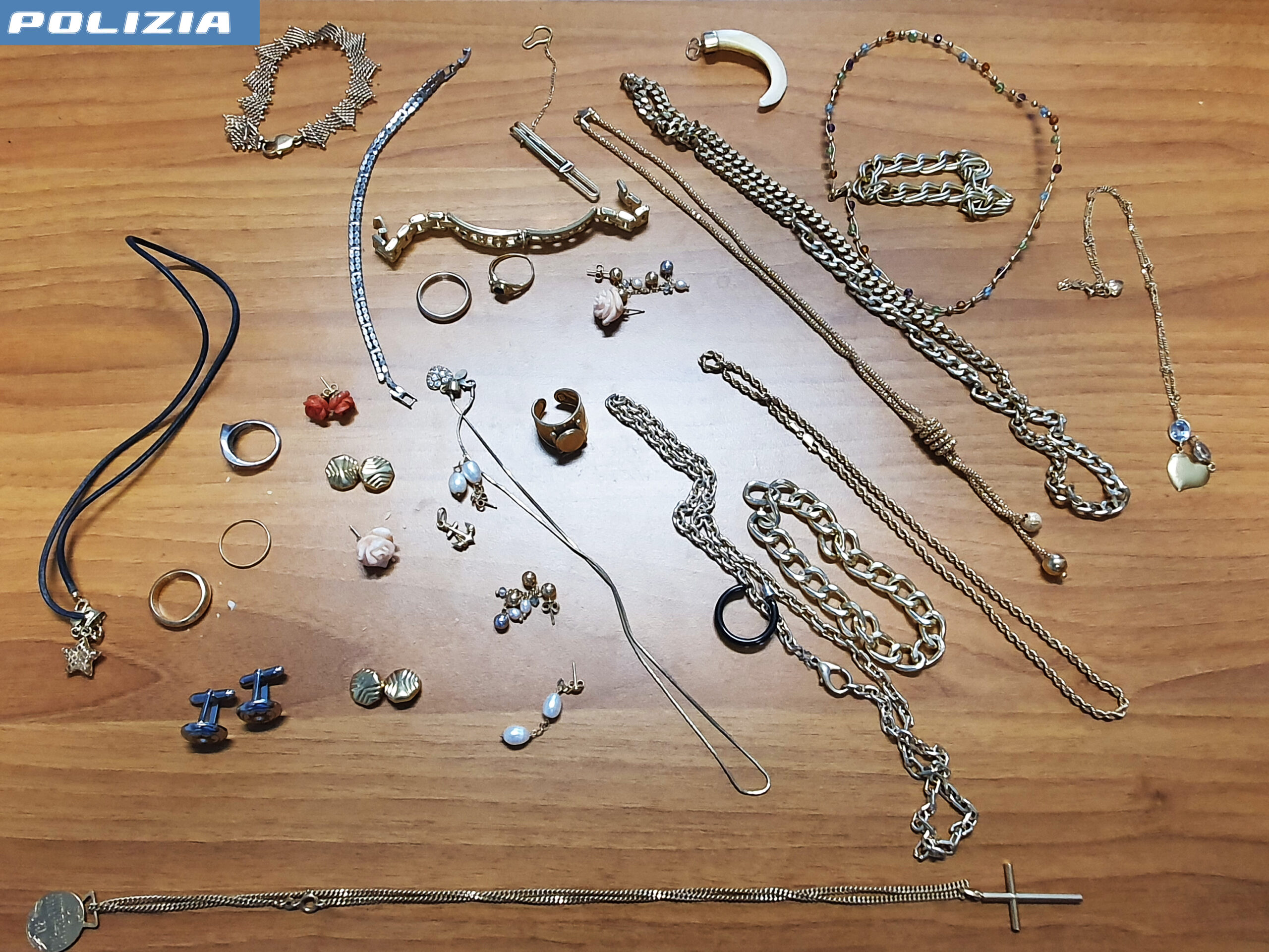 Pacchetti di patatine e biscotti dal contenuto prezioso: la Polizia arresta tre persone