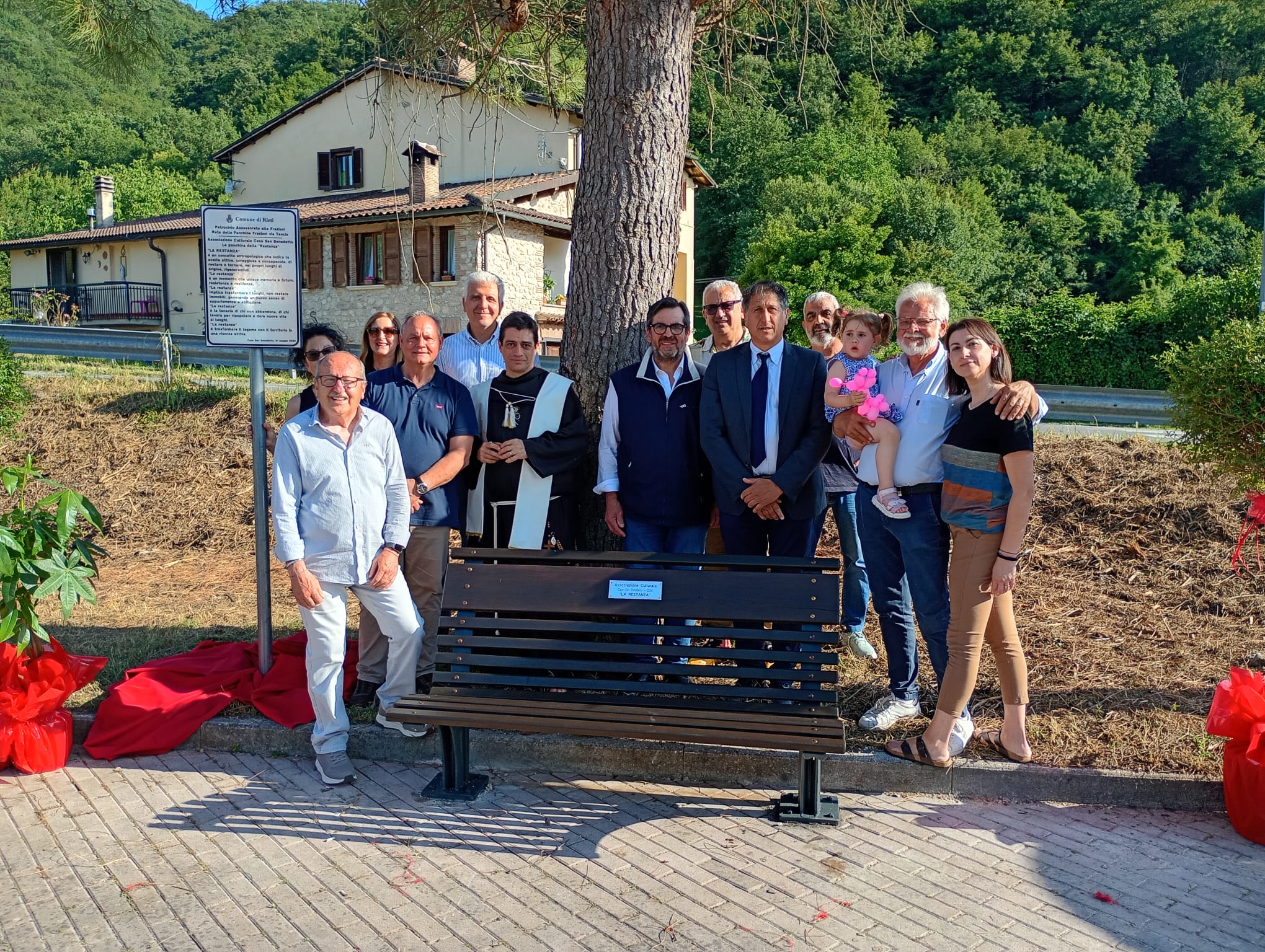 Case San Benedetto, inaugurata la “Panchina della Restanza”