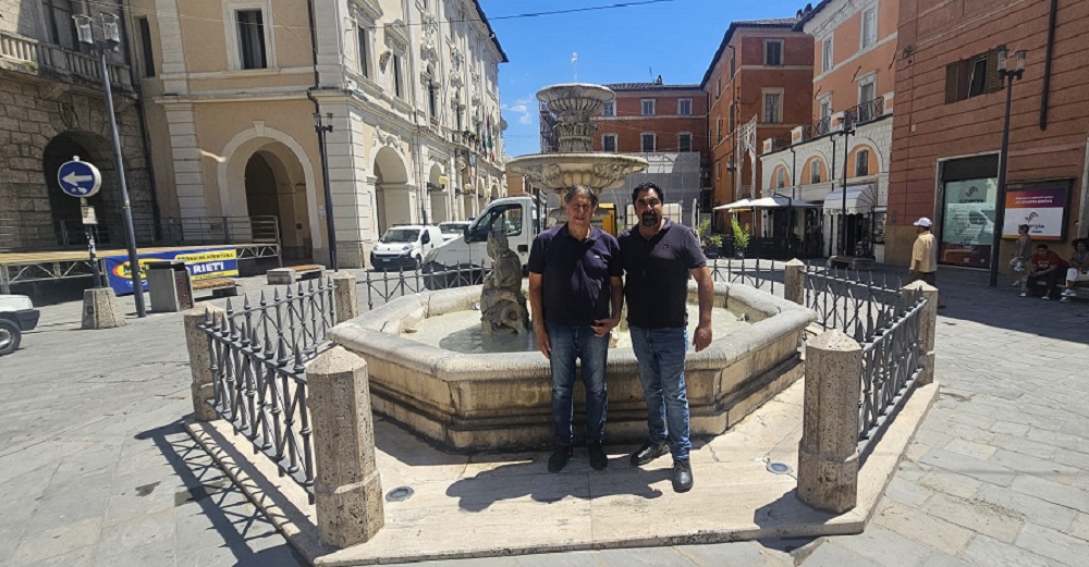 Pulizia fontana dei delfini Pulizia fontana dei delfini
