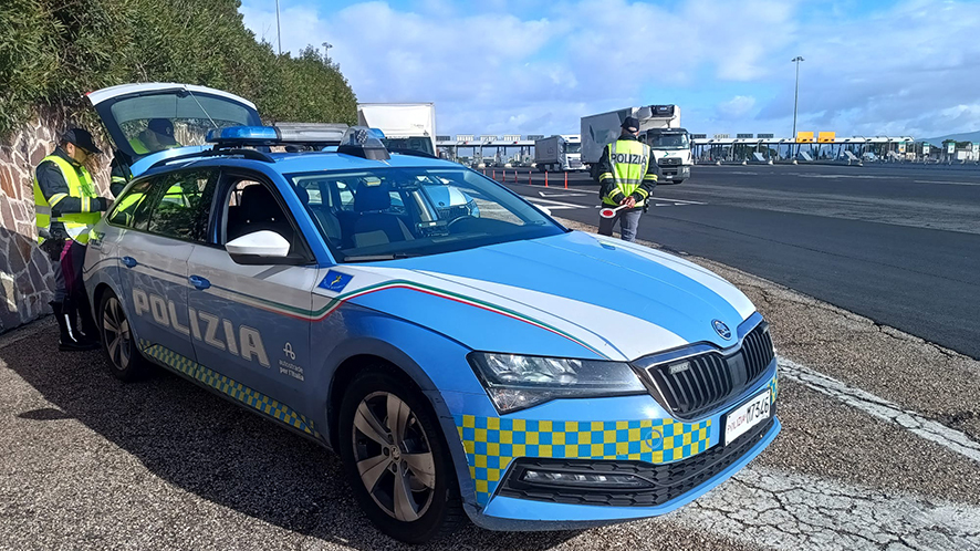 Eludono il pagamento del pedaggio autostradale dopo aver commesso un furto in autogrill. Tre uomini arrestati dalla Polizia di Stato