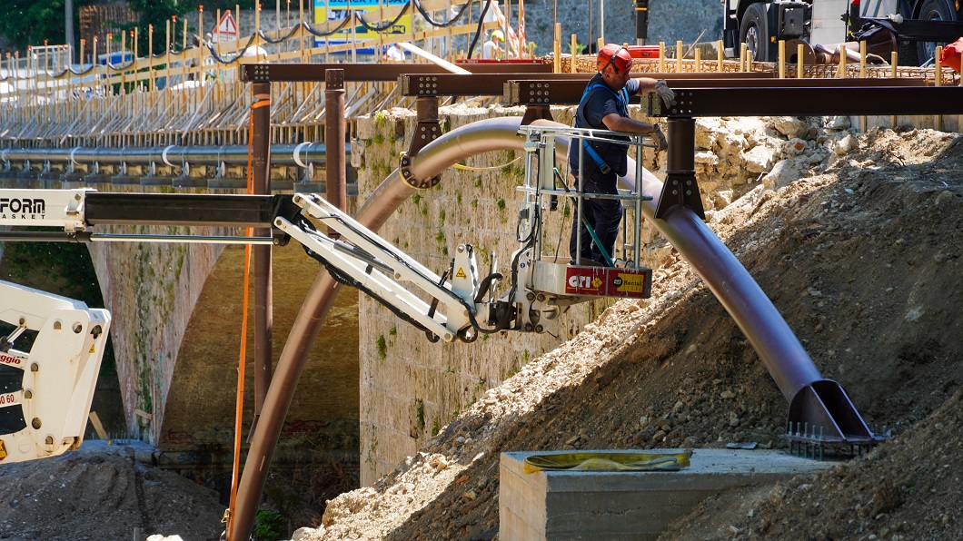 Il nuovo ponte ciclo-pedonale accanto a ponte Cavallotti prende forma, installata la prima arcata