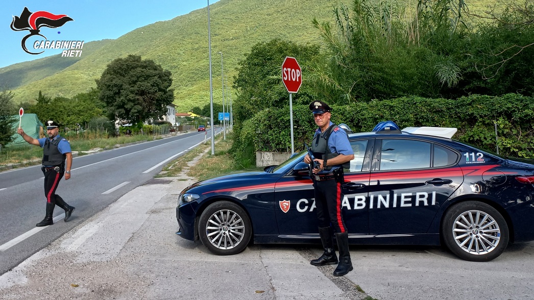 Furto in un negozio a Rieti, carabiniere fuori servizio blocca una donna in fuga Furto in un negozio a Rieti, carabiniere fuori servizio blocca una donna in fuga