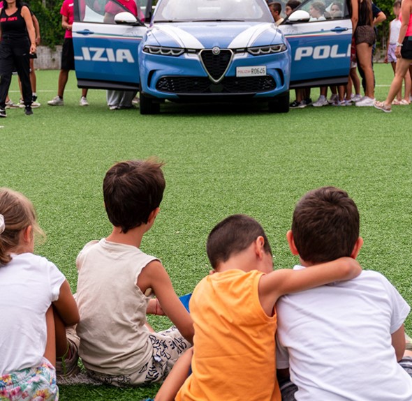 foto comunicato stampa del 24 luglio 2026 – La Polizia di Stato visita il centro estivo