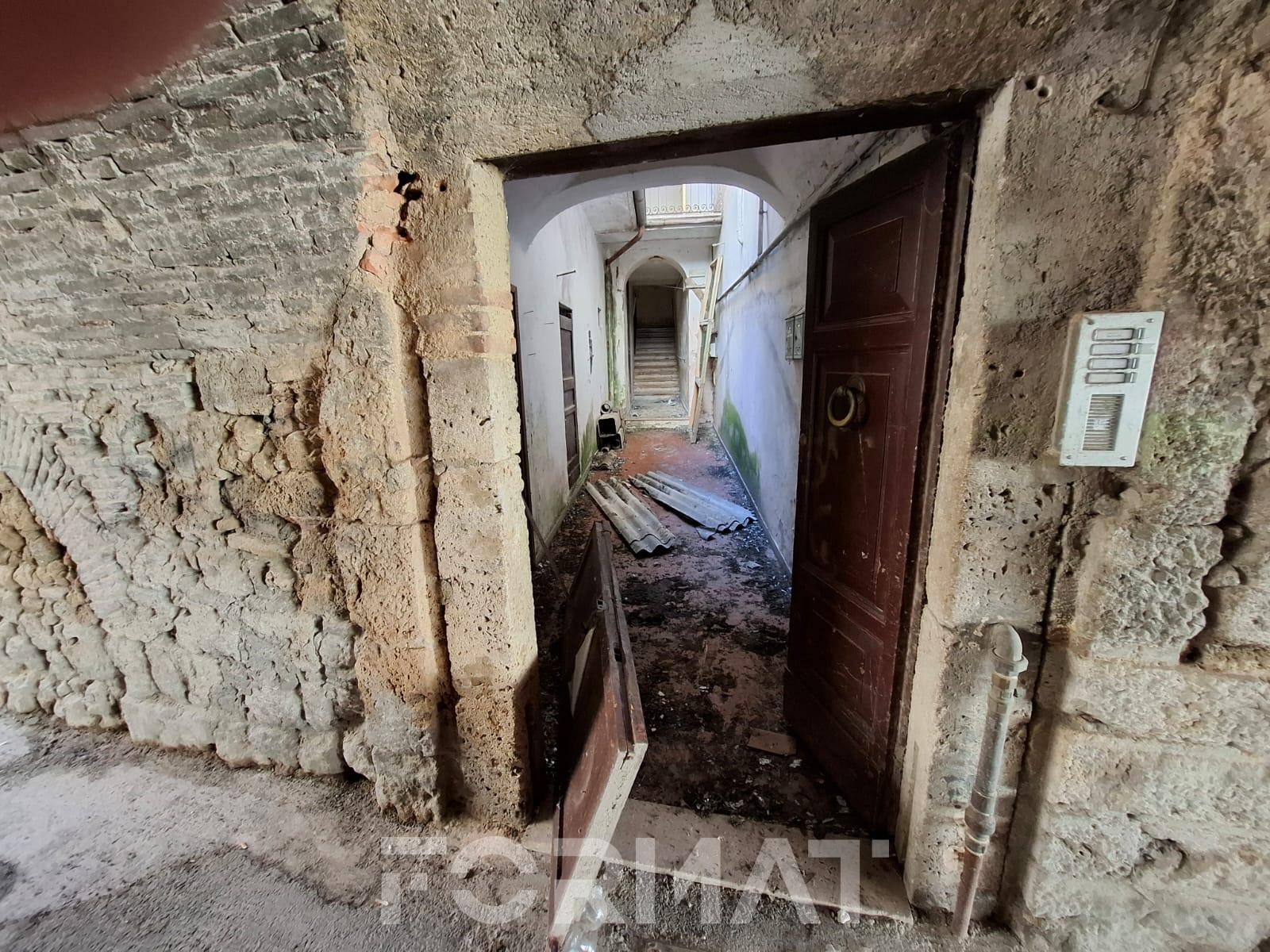 Palazzo occupato durante le notti in via del Forno