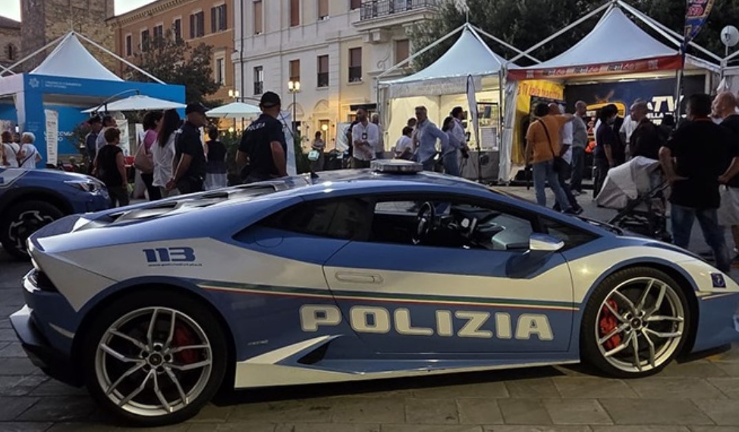 LAMBORGHINI HURACAN Polizia di Stato alla Fiera Mondiale del Peperoncino LAMBORGHINI HURACAN Polizia di Stato alla Fiera Mondiale del Peperoncino