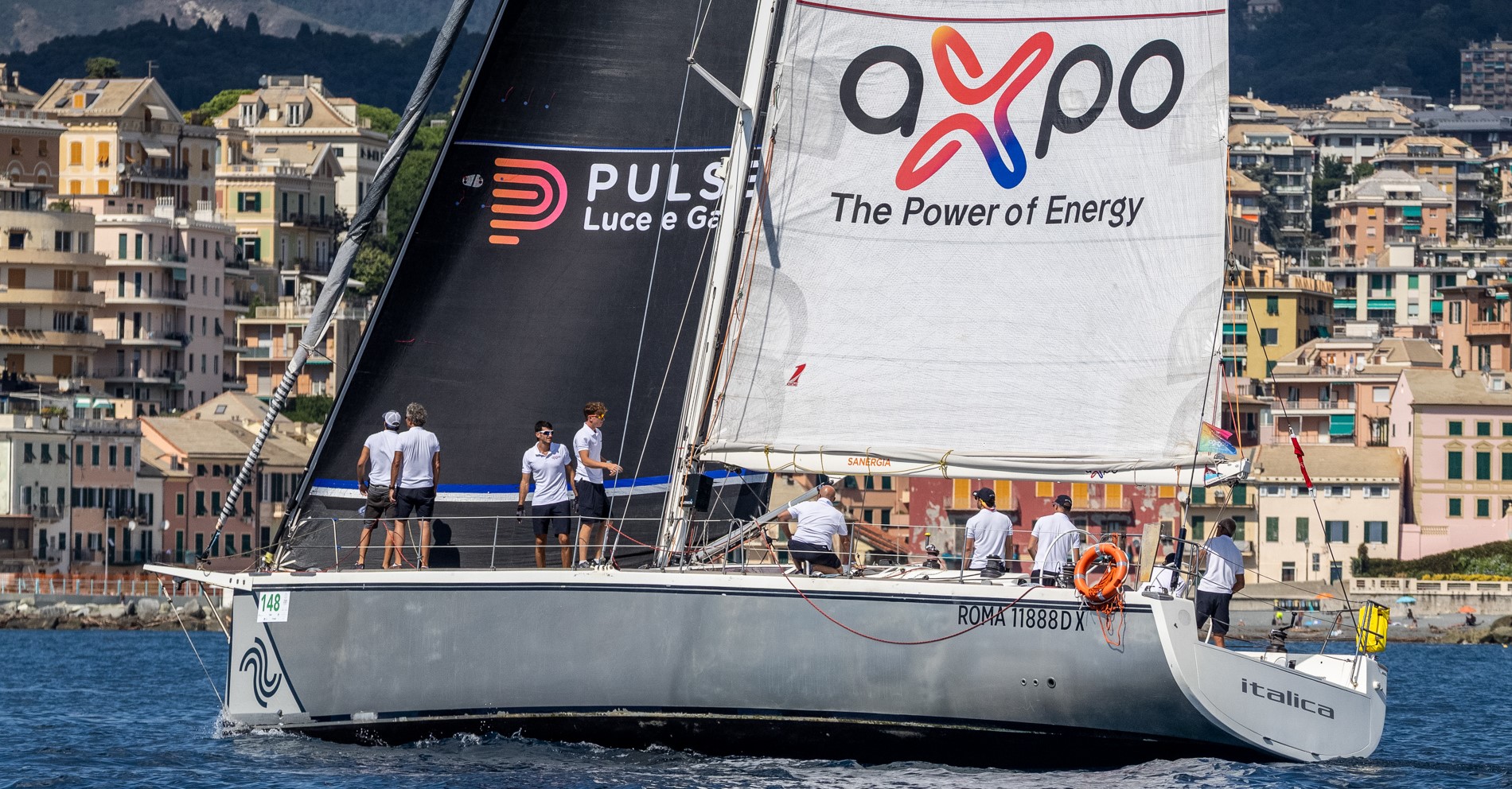 Gianluca Sansoni di Sanergia sul podio della Millevele IREN 2026 con l’equipaggio AXPO