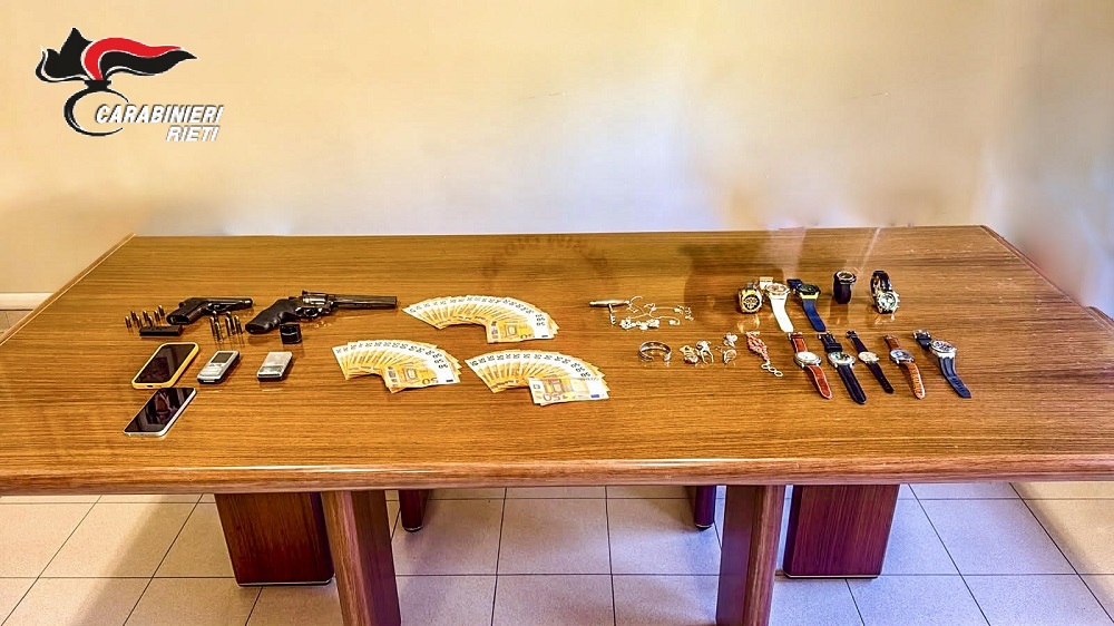 Auto rubata e refurtiva in casa, trovata anche una pistola carica: arrestato 30enne