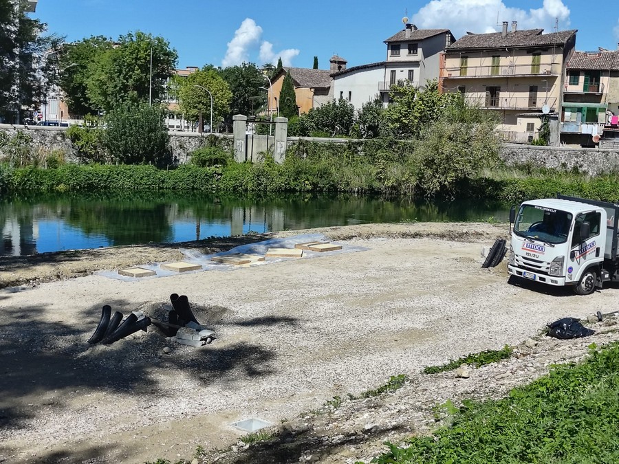 Il fiume al centro o l’uomo al centro? Cittadini e opposizione chiedono chiarezza sui lavori al Velino
