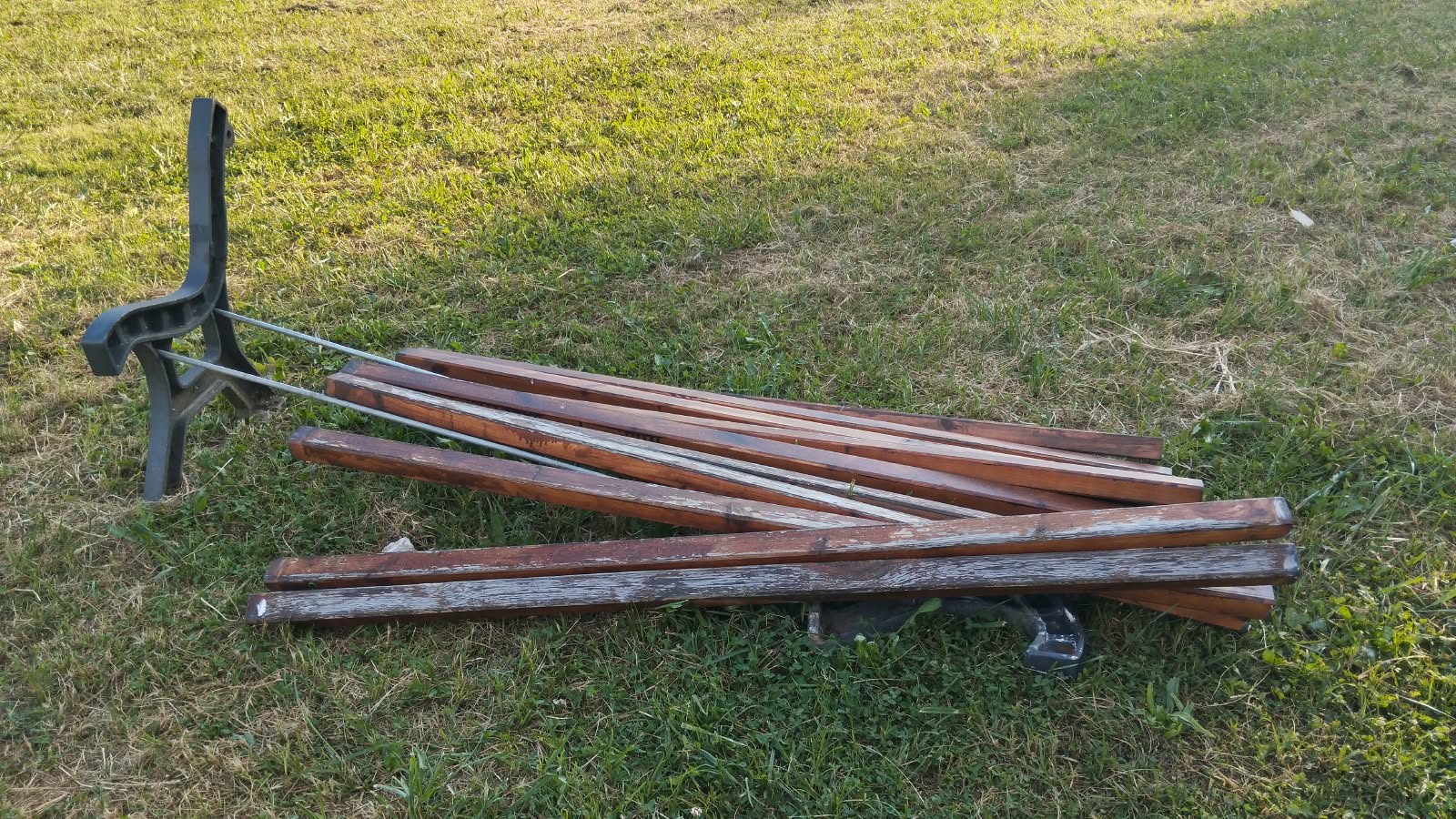 Vandalismo al parco di Villa Reatina, danneggiata una panchina e incendiato un tronco