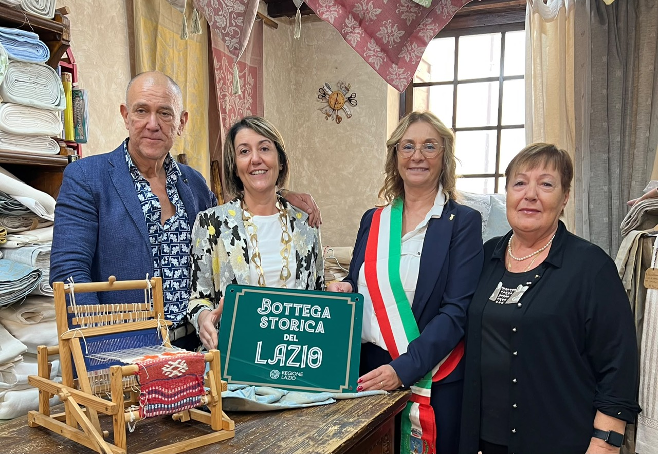 Fara in Sabina, “C’era un Tessuto” diventa Bottega Storica del Lazio: inaugurata la targa nel borgo di Farfa