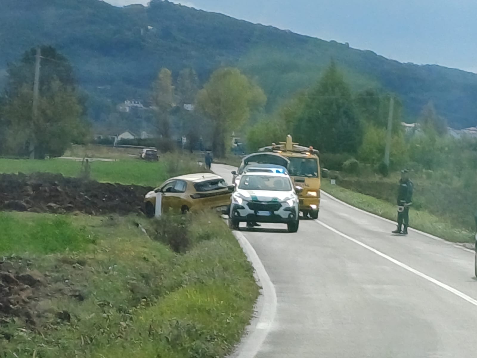 Auto fuori strada sulla Ternana