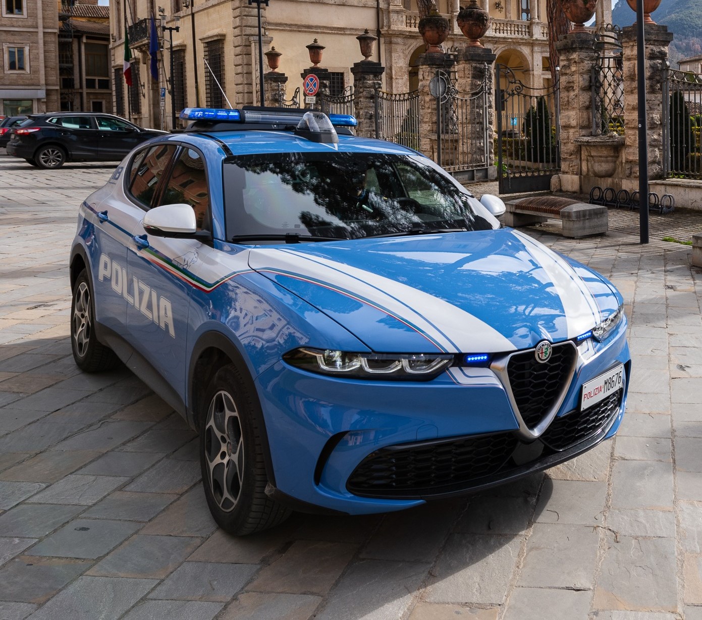 Rientra illegalmente in Italia dopo essere stato espulso: giovane arrestato dalla Polizia di Stato e nuovamente espulso