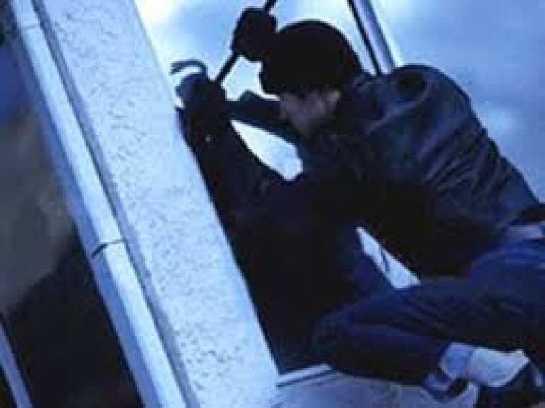 Tentato furto in via Donatello, ladri provano a entrare dalla finestra