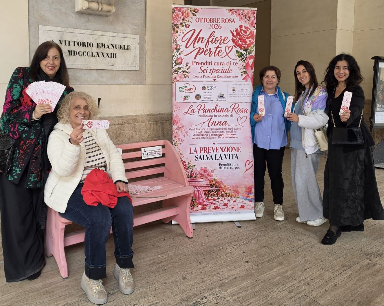 “Un fiore per te. Prenditi cura di te, sei speciale ” : la panchina rosa diventa itinerante