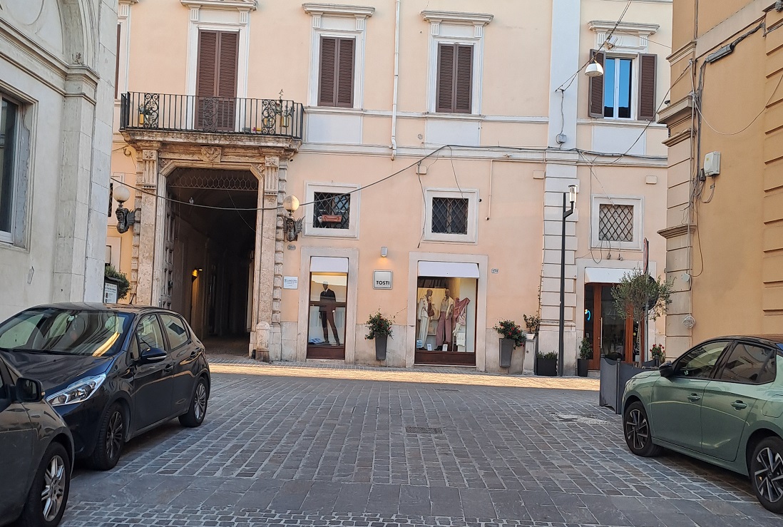 “In Via Garibaldi, auto e furgoni contromano”: la segnalazione